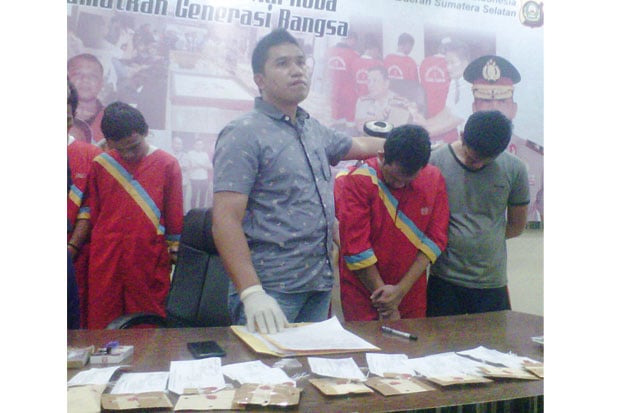 Dua Oknum PNS Pemuja...