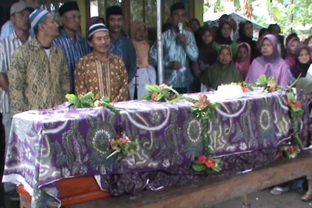 Ratusan Warga Iringi...