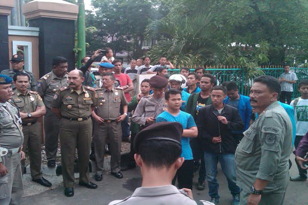 Satpol PP-Mahasiswa...