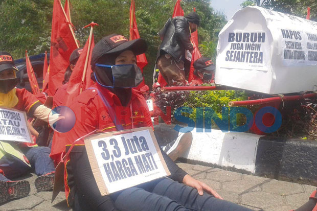 Buruh Gelar Aksi Tutup...