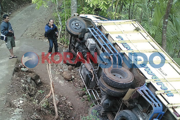 Truk Terguling, 1 Tewas...