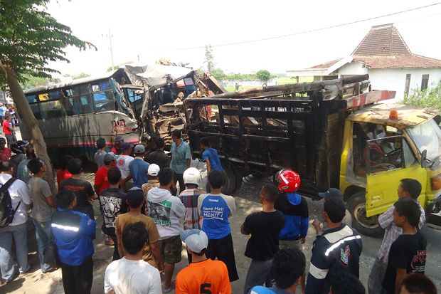 Bus Cendana Tabrak Truk,...