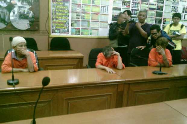 Polisi Geledah Rumah...