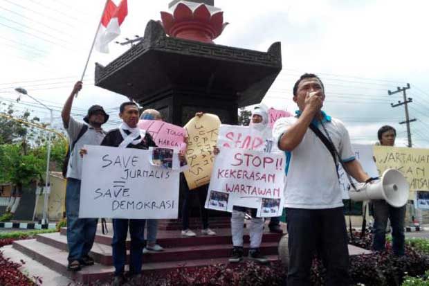 Kecam Polisi, Belasan...