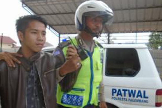 Mencopet Laptop, Pemuda...