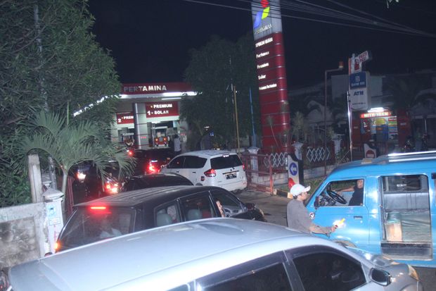 Mobil Mewah Ikut Antre...