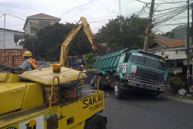 Jalan Ambles, Truk Timpa...