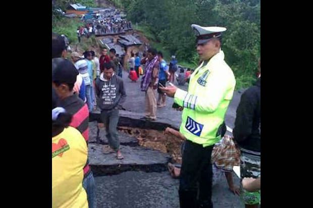 Jalan Sumbar-Riau Ambles,...