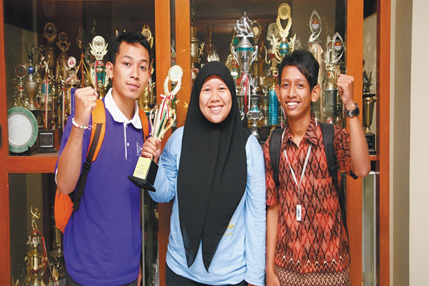 Tim Unnes Juara 2 Debat...