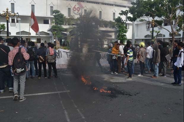 Protes Kenaikan BBM,...