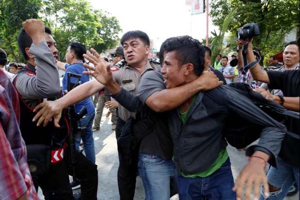 Polisi Pukul Demonstran...