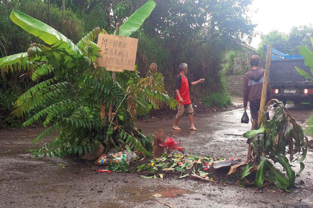 Warga Tanami Jalan Rusak...