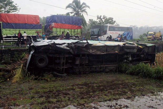 Bus AKAP Terguling,...