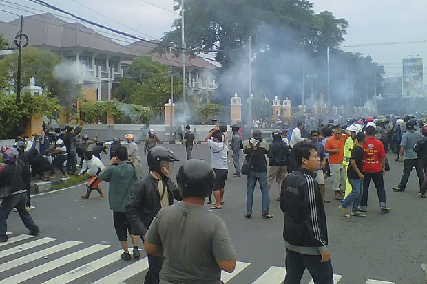 Bikin Macet, Warga Serang...