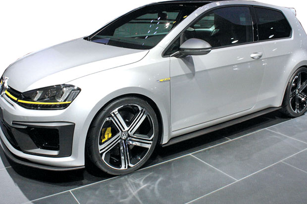 VW Golf R 400 Menuju...