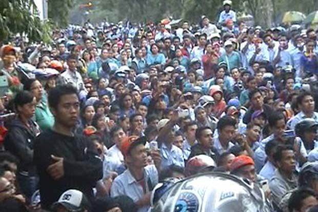 Dikepung Buruh, Bupati...