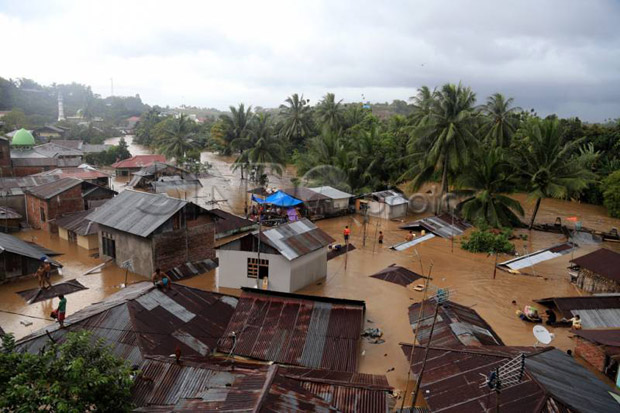 Banjir Empat Meter Rendam...