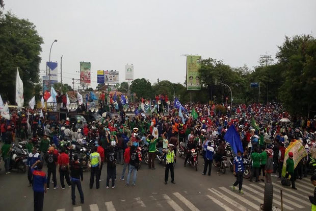 Ribuan Buruh Blokir...