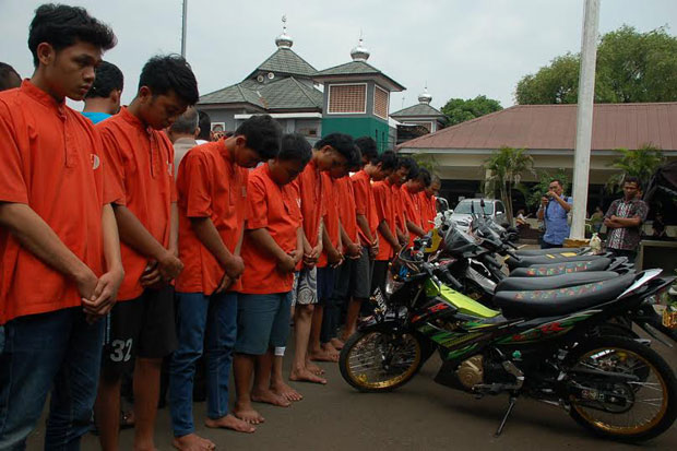 Terkenal Sadis, Geng...