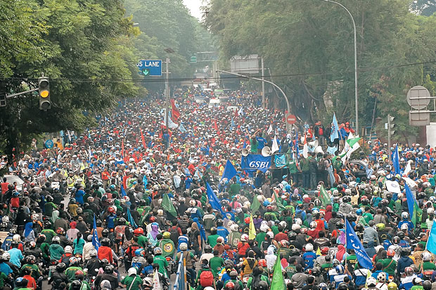 Buruh Blokade Jalan...