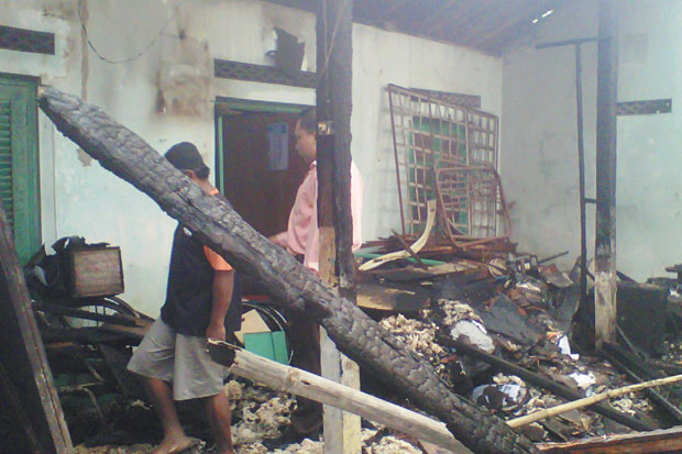 Rumah Terbakar, Penghuni...