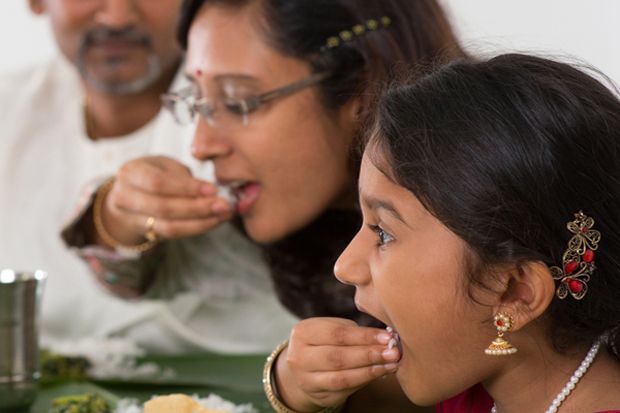 Makan dengan Tangan...