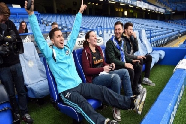 Hazard Bertarung Lawan...