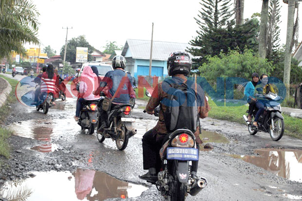 Jalan di Belitang Rusak...