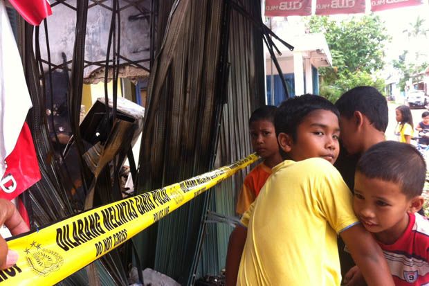 Tiga Rumah Terbakar,...