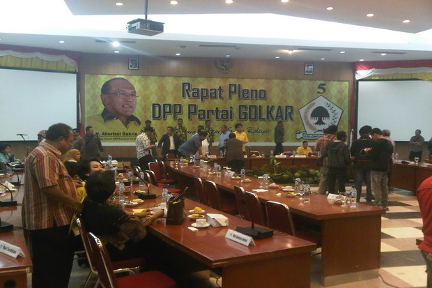 Rapat Pleno Golkar Ricuh,...