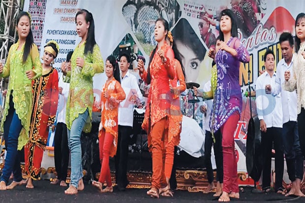 Erat Persatuan, Seni...