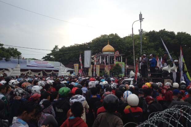 Diguyur Hujan, Buruh...