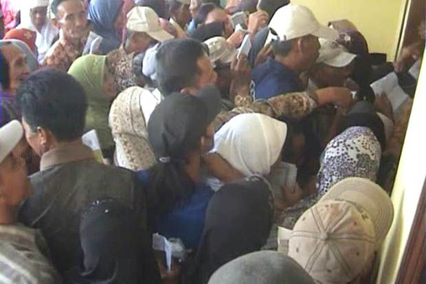 Ratusan Warga Berdesakan...