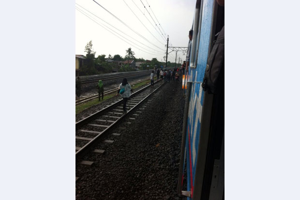 Tersambar Petir, Kereta...
