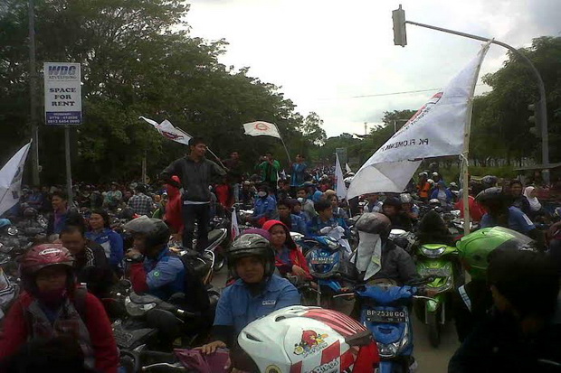 Ribuan Buruh Lumpuhkan...
