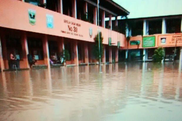 Hujan Deras Sejak Pagi,...