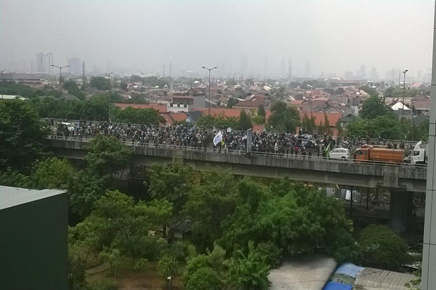 Buruh Blokir Jalan Tol...
