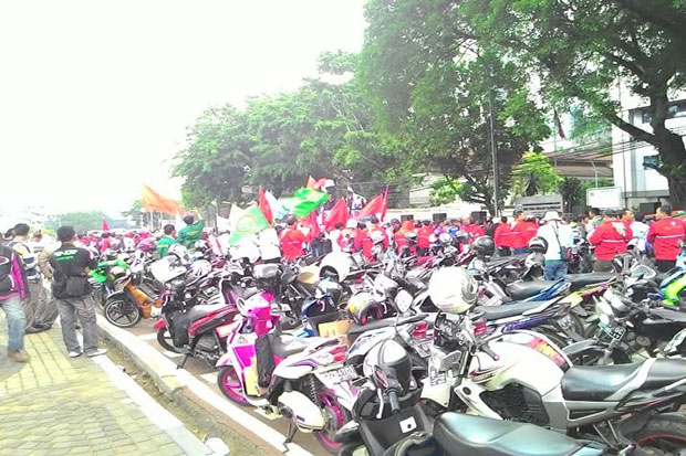 Ratusan Buruh Tutup...