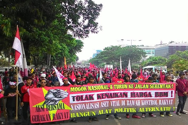 Tolak BBM Naik, Massa...