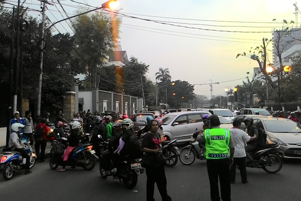 Buruh Menyulut Kembang...