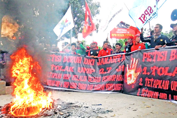 Desak Revisi Upah, Buruh...