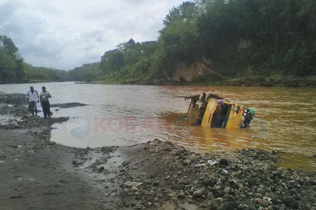 Banjir, Truk Terseret...