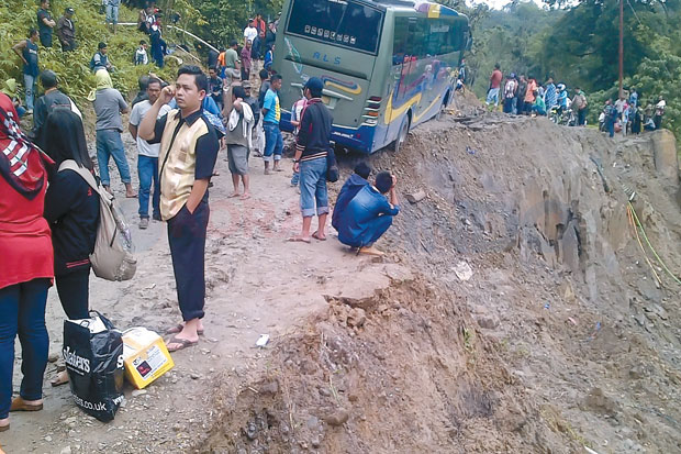 Lagi, Bus ALS Nyangkut...