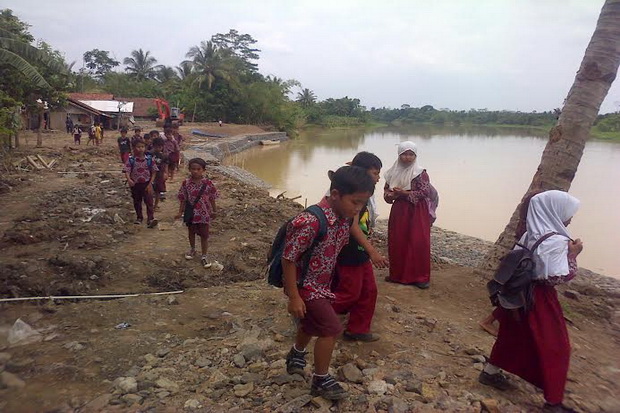 Mandi di Sungai Ciujung,...