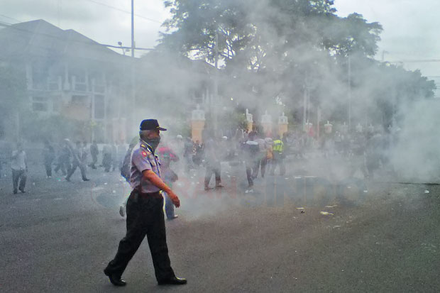 Lagi-lagi Bentrok di...