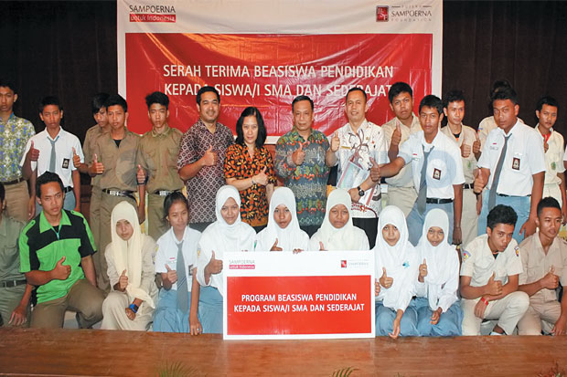 100 Pelajar Terima Beasiswa...