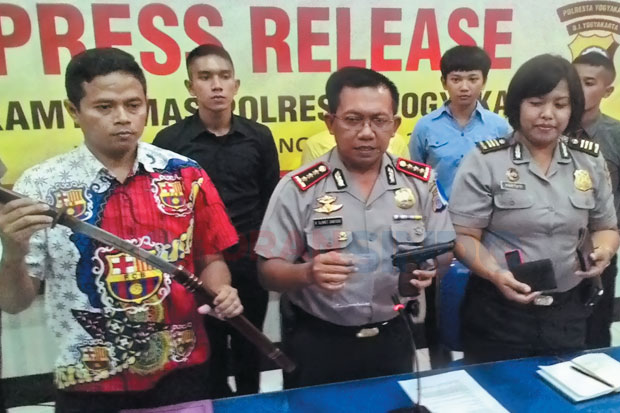 Penjudi Bacok dan Tembak...