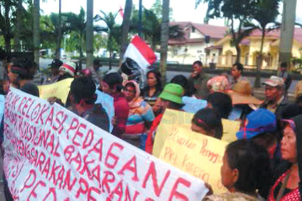 Pedagang Bakaran Batu...