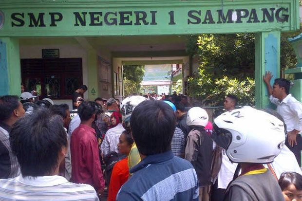 Atap Gedung Ambruk,...