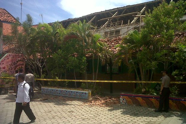 Ambruknya Atap Gedung...